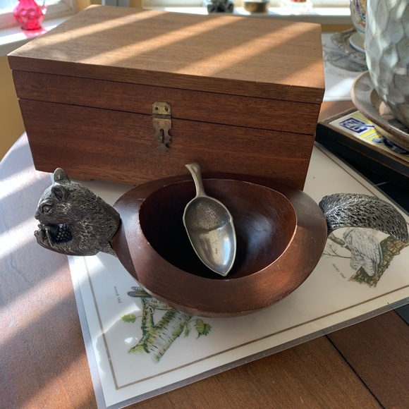 Vintage Vagabond House Snack Bowl, Pewter Squirrel Head and Tail Nut Bowl - Picture 5 of 6